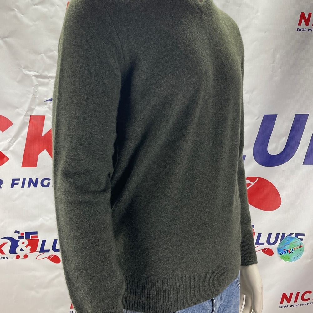 Men’s NAADAM sweater from the Soft Collection. V-neck, 100% cashmere.